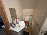ea_10_upstairs_bathroom